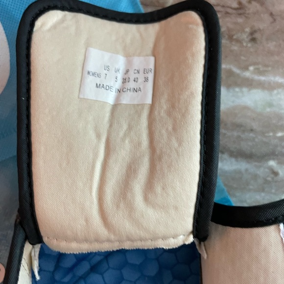 Brand new never worn women's Velcro shoes Size 7. Perfect for swollen feet. - Picture 4 of 9